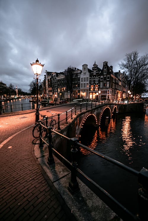 Ingyenes stockfotó Amszterdam, éjszaka, épületek témában Stockfotó