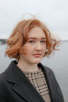 明斯克海滨，一位红发女子的特写肖像
