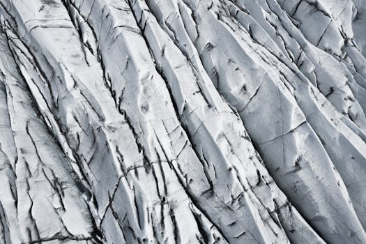 冰岛冰川的详细特写，展现了自然冰的图案与纹理