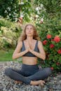 成年女性在宁静的花园里练习瑜伽，享受放松与正念