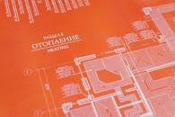 蓝图在橙色背景上展示了详细的供暖系统设计计划