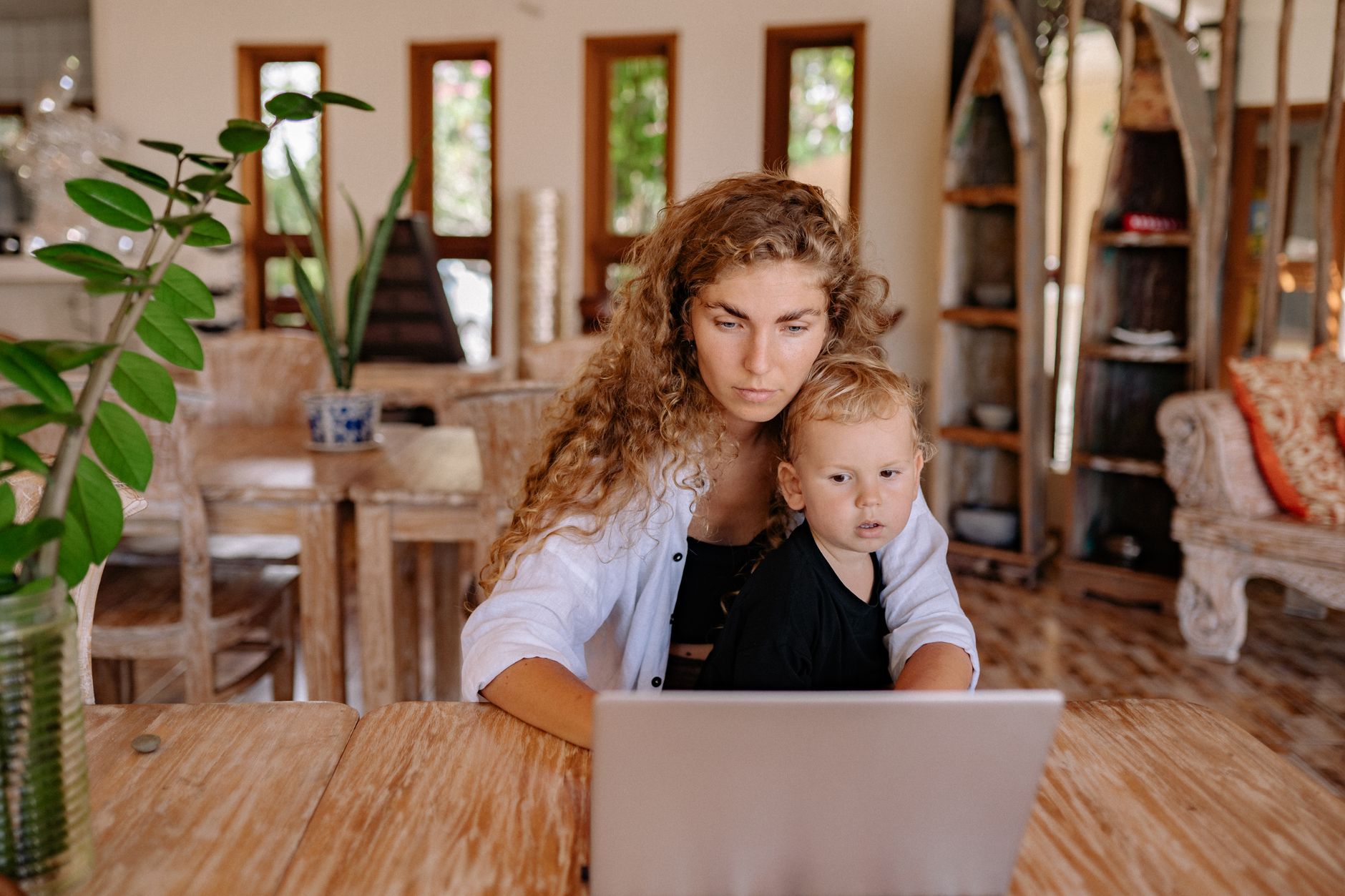 Single mother with child paying bills — Juridico