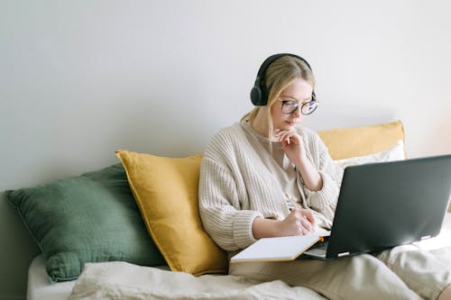 Gratis stockfoto met aan het studeren, aantekeningen, afstandswerk