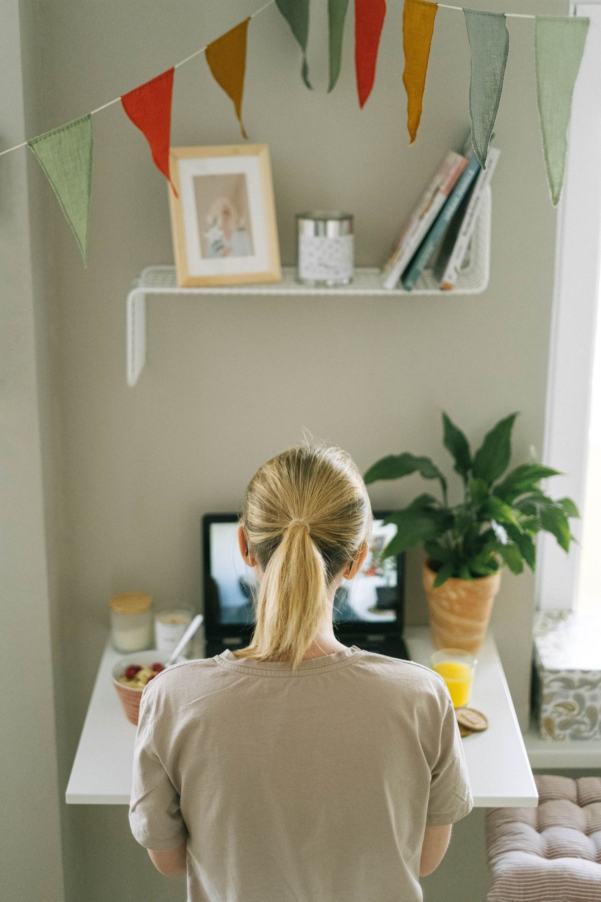 Pessoa usando laptop em uma mesa de home office com espaço para trabalhar e fazer pausas