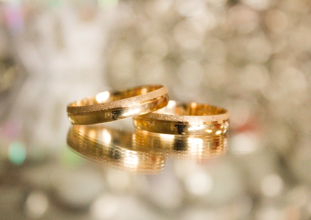 Два золотых кольца в селективной фотографии