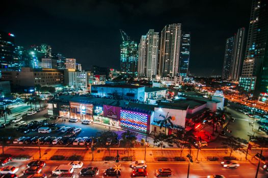 塔吉格的夜间城市景观充满活力，摩天大楼灯火通明，交通繁忙