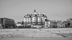 黑白图像中的海滨城市，人们在海岸边享受时光