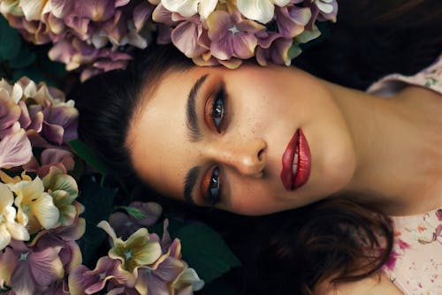 gratis Vrouw Met Rode Lippenstift Omringd Met Bloemen Stockfoto