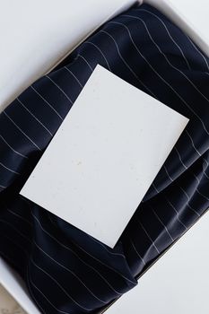 这款垂直极简主义实体模型，内衬采用丝绸面料，搭配白色卡片，设计优雅