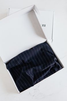 优雅的条纹面料内衬光滑的开放框，完美适用于在线零售或礼品包装