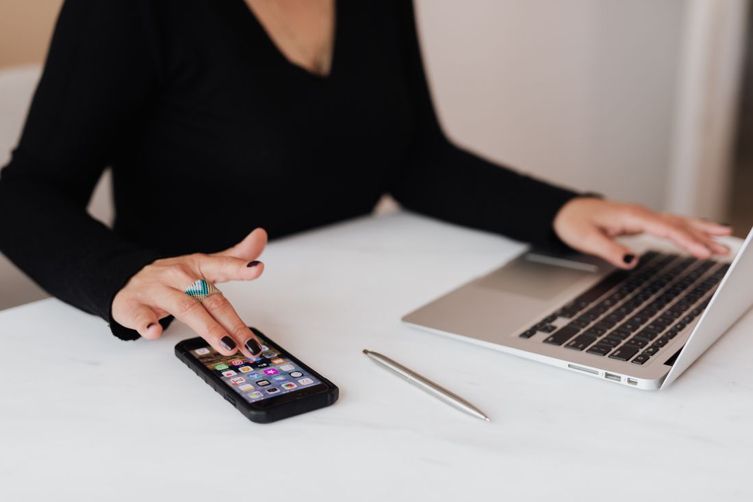 Employee Clocking In From a Mobile App