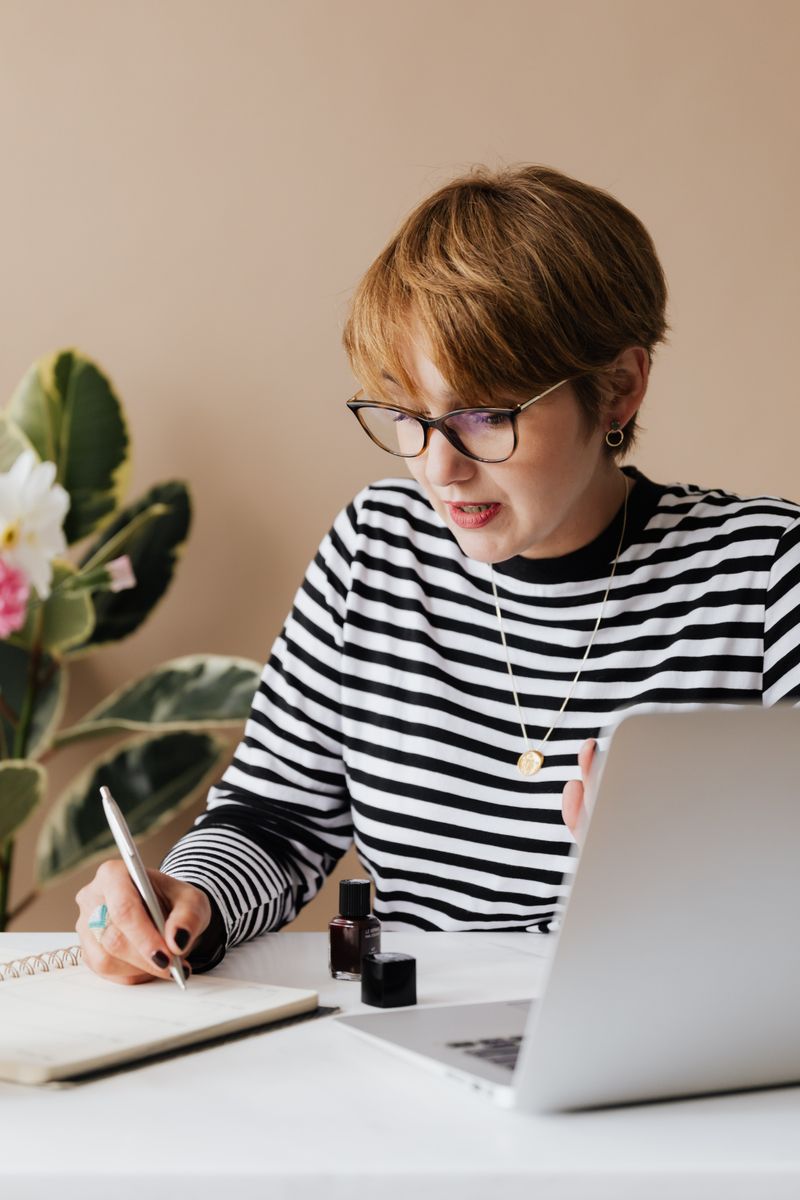 Expert analizând date geotehnice pe tabletă în carieră