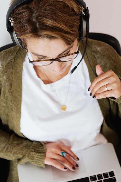 Fotos de stock gratuitas de auriculares, mujer, ordenador portátil