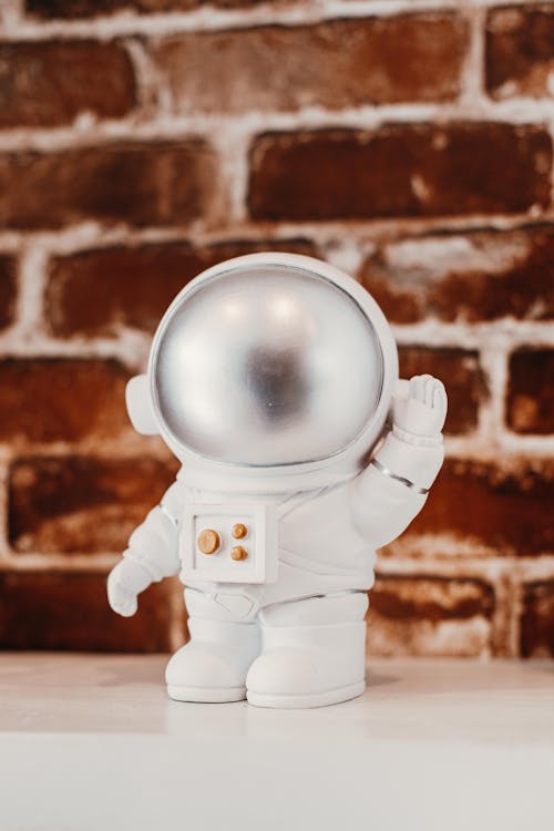 Ilmainen kuvapankkikuva tunnisteilla astronautti, käsi heiluttaa, lelu