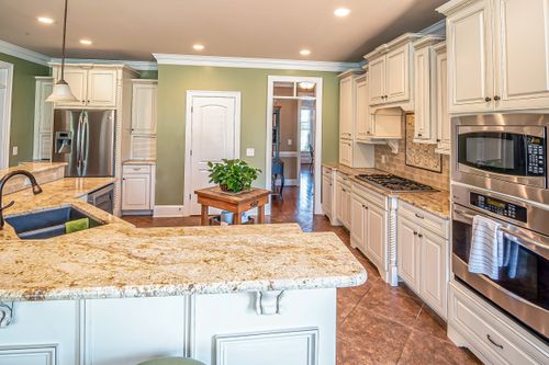 Free Sleek modern kitchen showcasing stainless steel appliances and elegant design. Stock Photo