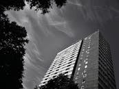 这张引人注目的低角度镜头以戏剧性的天空为背景，拍摄了一座现代摩天大楼