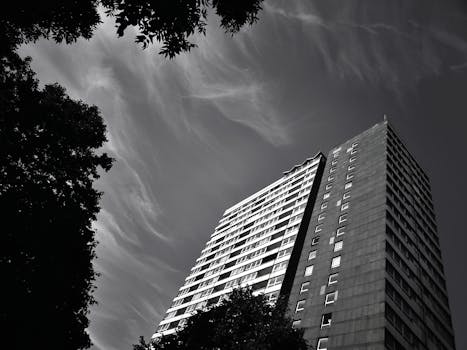 这张引人注目的低角度镜头以戏剧性的天空为背景，拍摄了一座现代摩天大楼