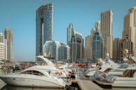 停靠在迪拜码头的豪华游艇，背景是现代摩天大楼，景色令人惊叹