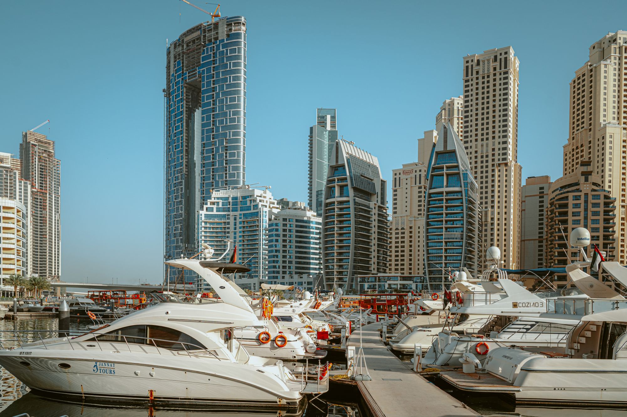 Dubai Marina sous un ciel bleu