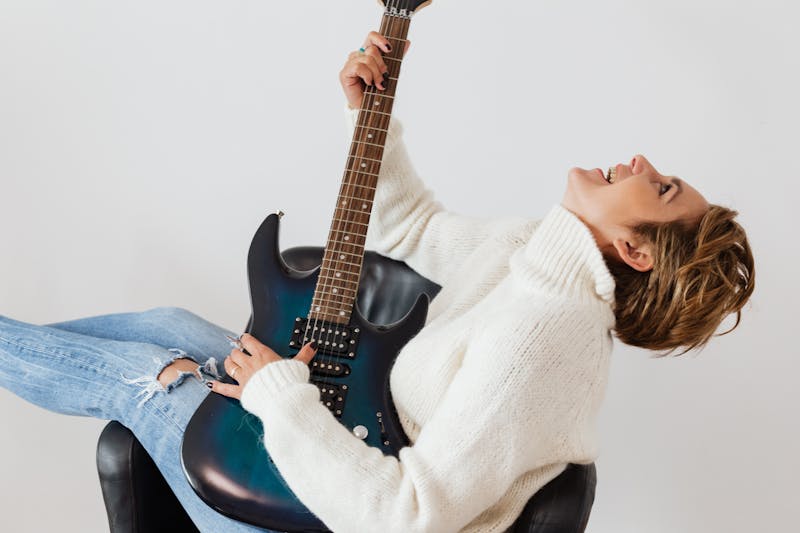Persona tocando guitarra acústica en un entorno sereno