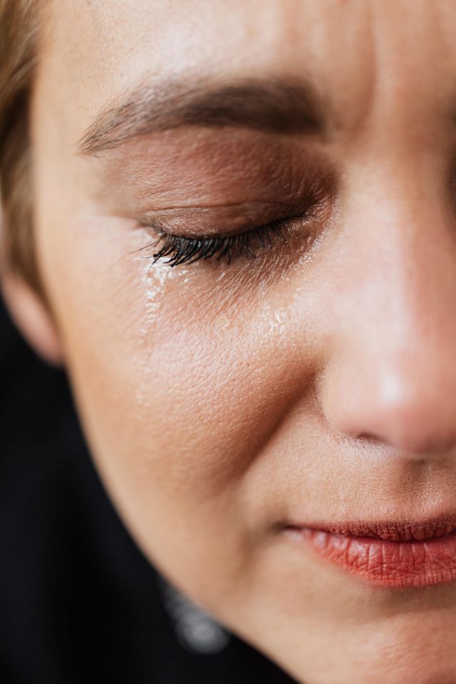 Vrouw met een traan op haar wang