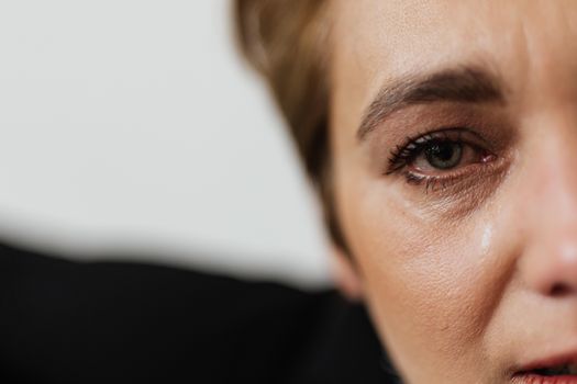 女人眼睛的特写，生动捕捉到了包含情感与泪水的人类表情