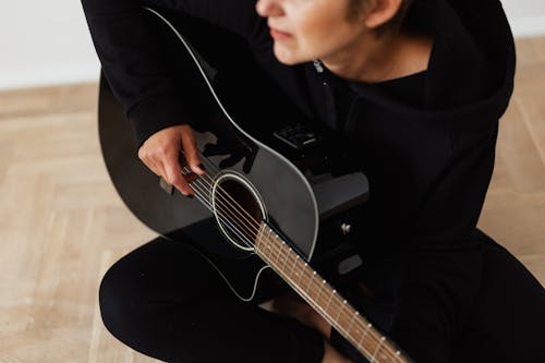 Foto stok gratis alat musik, artis, bermain gitar