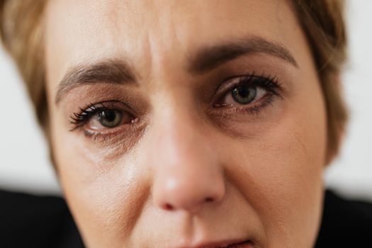 这幅特写肖像展现了一位女性的痛苦、情感与脆弱，强调了心理健康这一主题