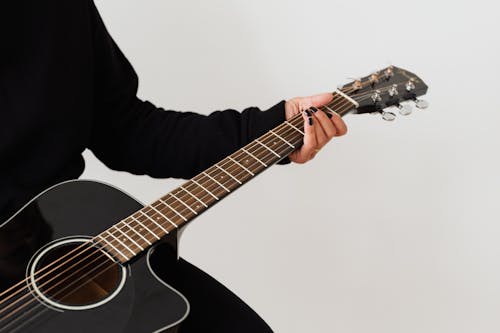 Kostnadsfri bild av akustisk gitarr, ansiktslösa, fingrar
