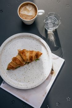 从顶视图看，桌上的羊角面包和咖啡非常适合作为早餐灵感