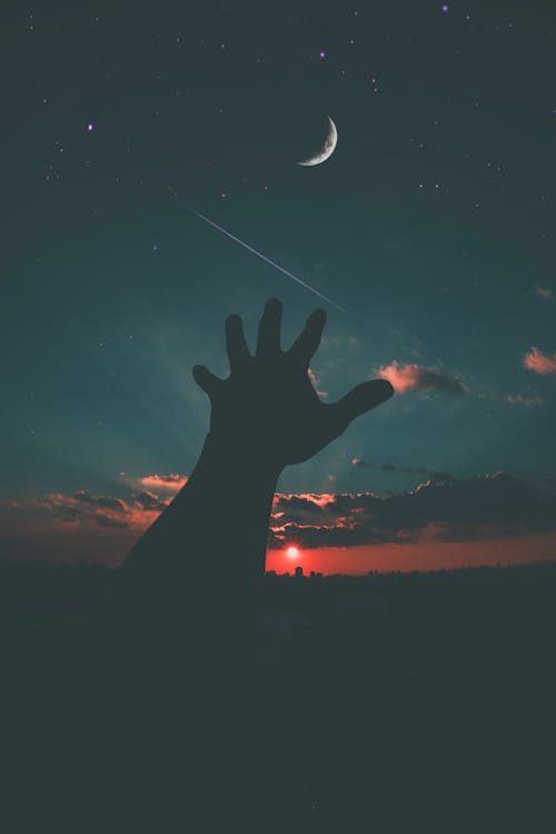 人的手和新月