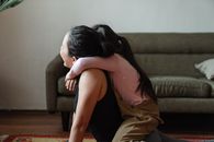 在舒适的客厅里，母女俩充满爱意地拥抱在一起
