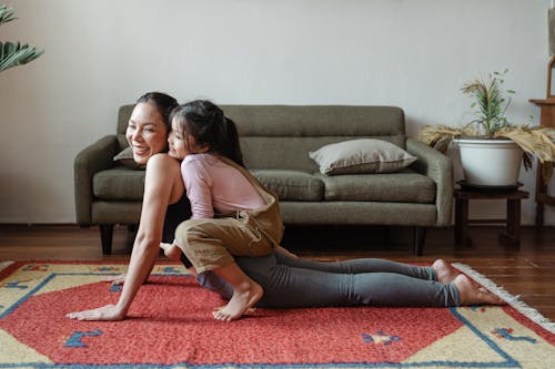 Foto Van Meisje Haar Moeder Knuffelen Tijdens Het Doen Van Yoga Pose