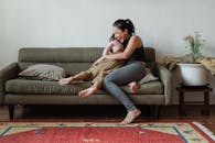 母女俩在舒适的客厅沙发上幸福地一起欢笑