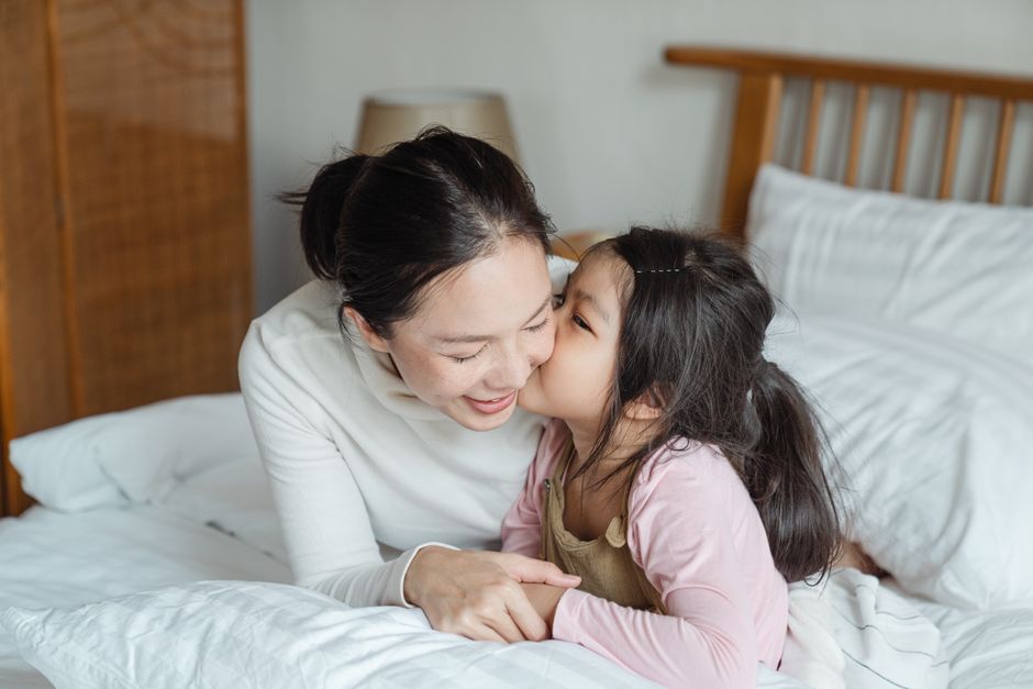 Photo by Ketut Subiyanto on Pexels Süßes asiatisches Mädchen küsst sich auf die Wange und freundet sich mit einer lächelnden jungen Mutter an, während es morgens im Komfortbett liegt und gemeinsam die freie Zeit genießt – Foto von Ketut Subiyanto auf Pexels