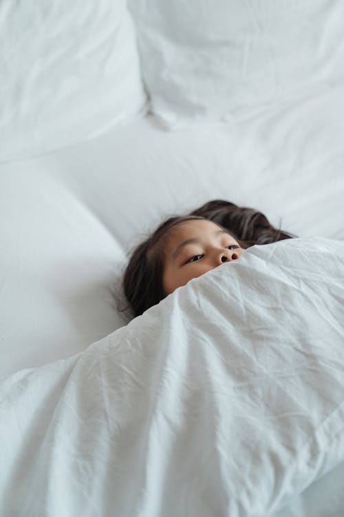 Fotos de stock gratuitas de acostado, adentro, almohadas