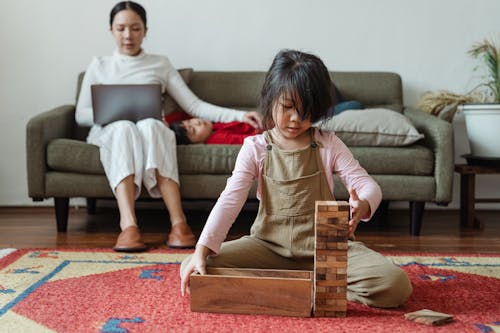 Jenga Ile Oynarken Katta Oturan Kız Fotoğrafı