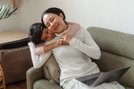 母女在沙发上深情拥抱，享受着室内的美好时光