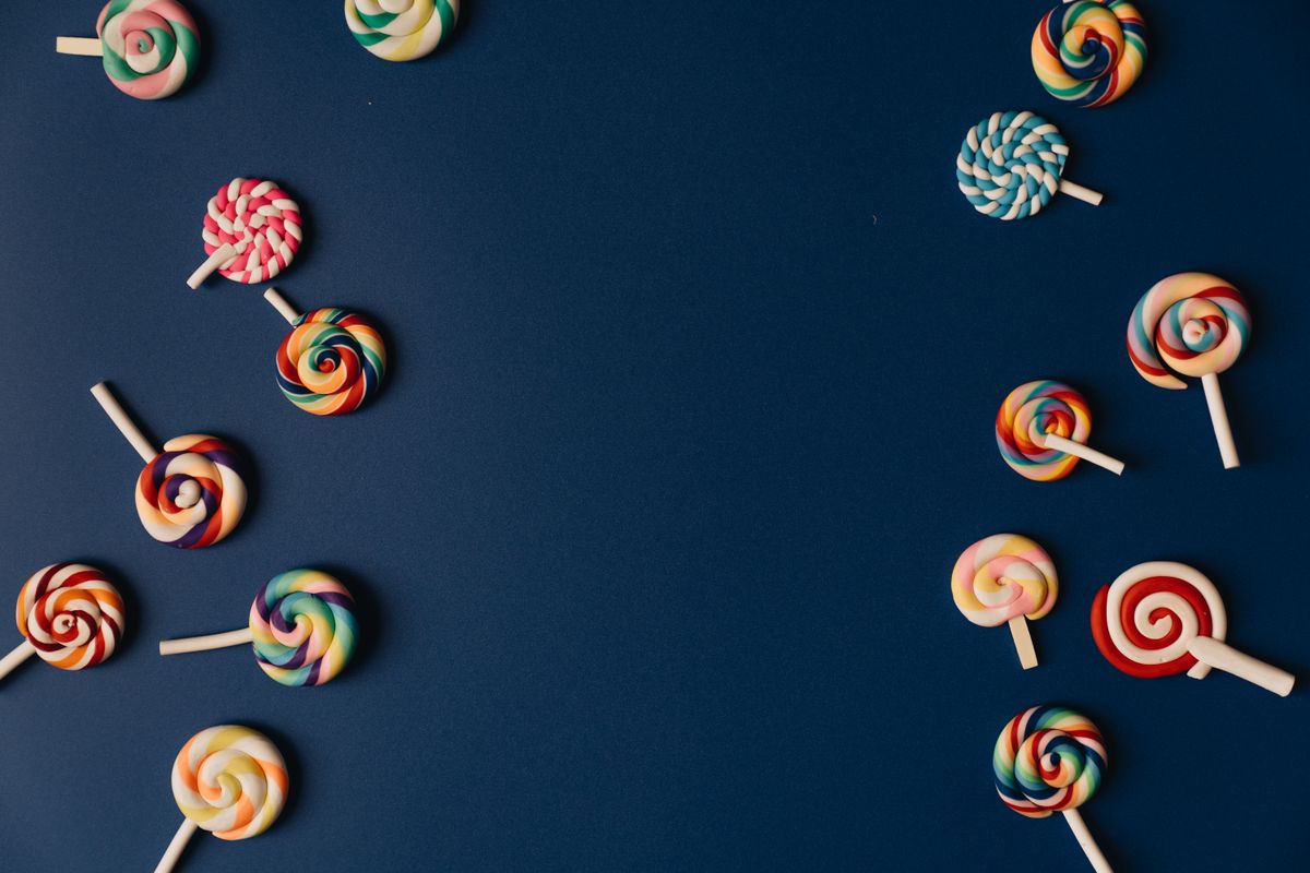 Renkli şeker ve lolipop düzenlemesi, tatlı temalı oyunu simgeler