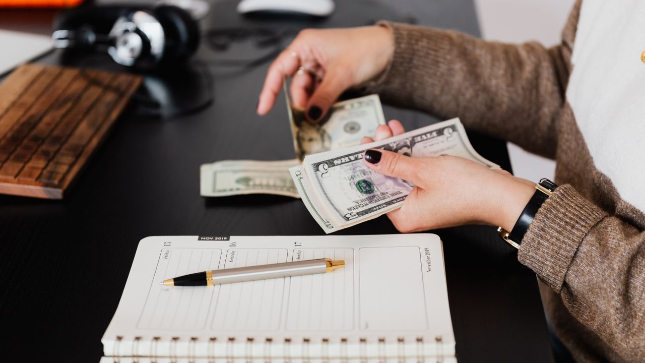 Household bill and savings planning Household budget planning for recurring utility and monthly bills