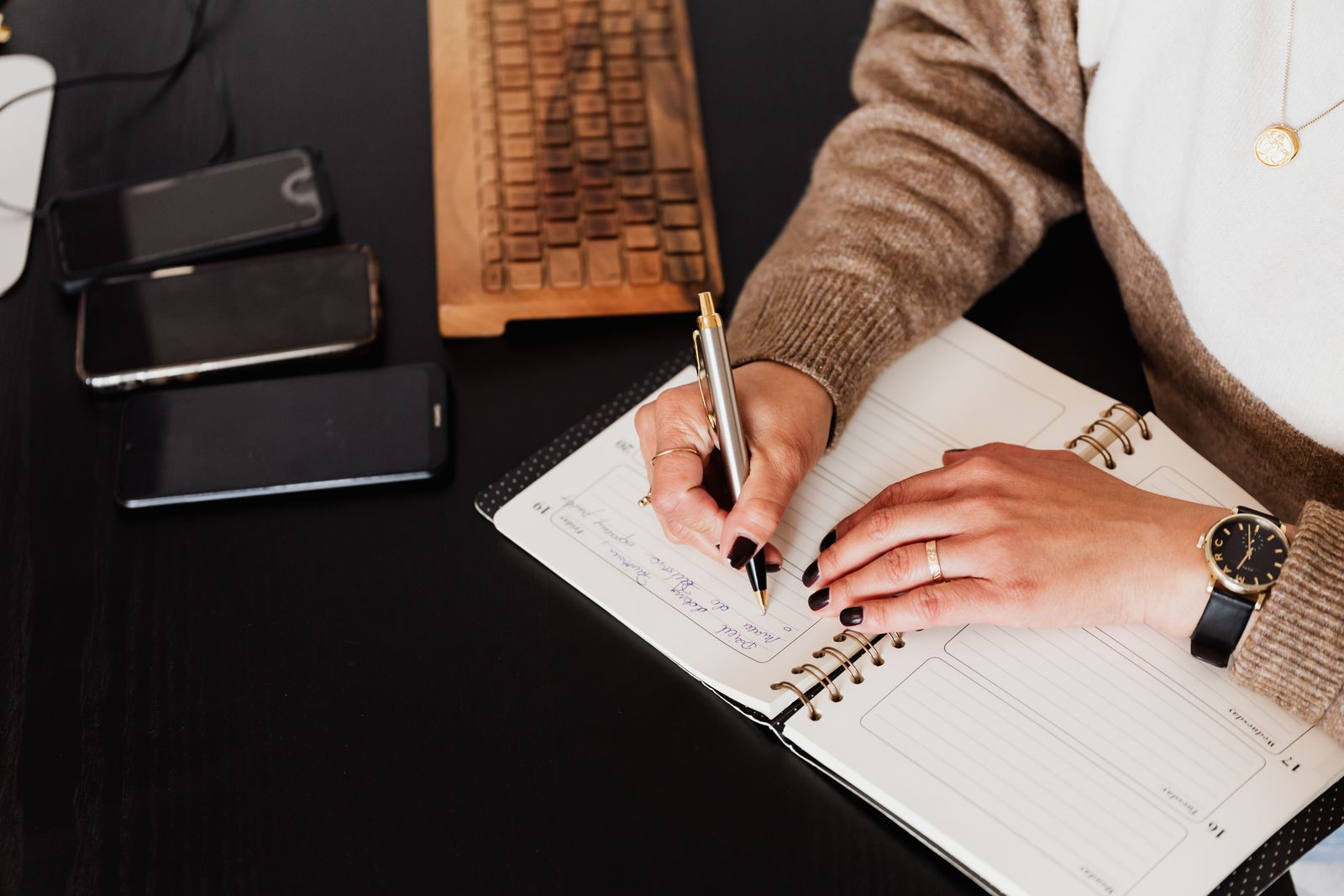 Mujer revisando sus finanzas y ahorro