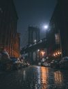 曼哈顿大桥的夜景，纽约潮湿的鹅卵石街道，展现了这座城市的建筑风貌