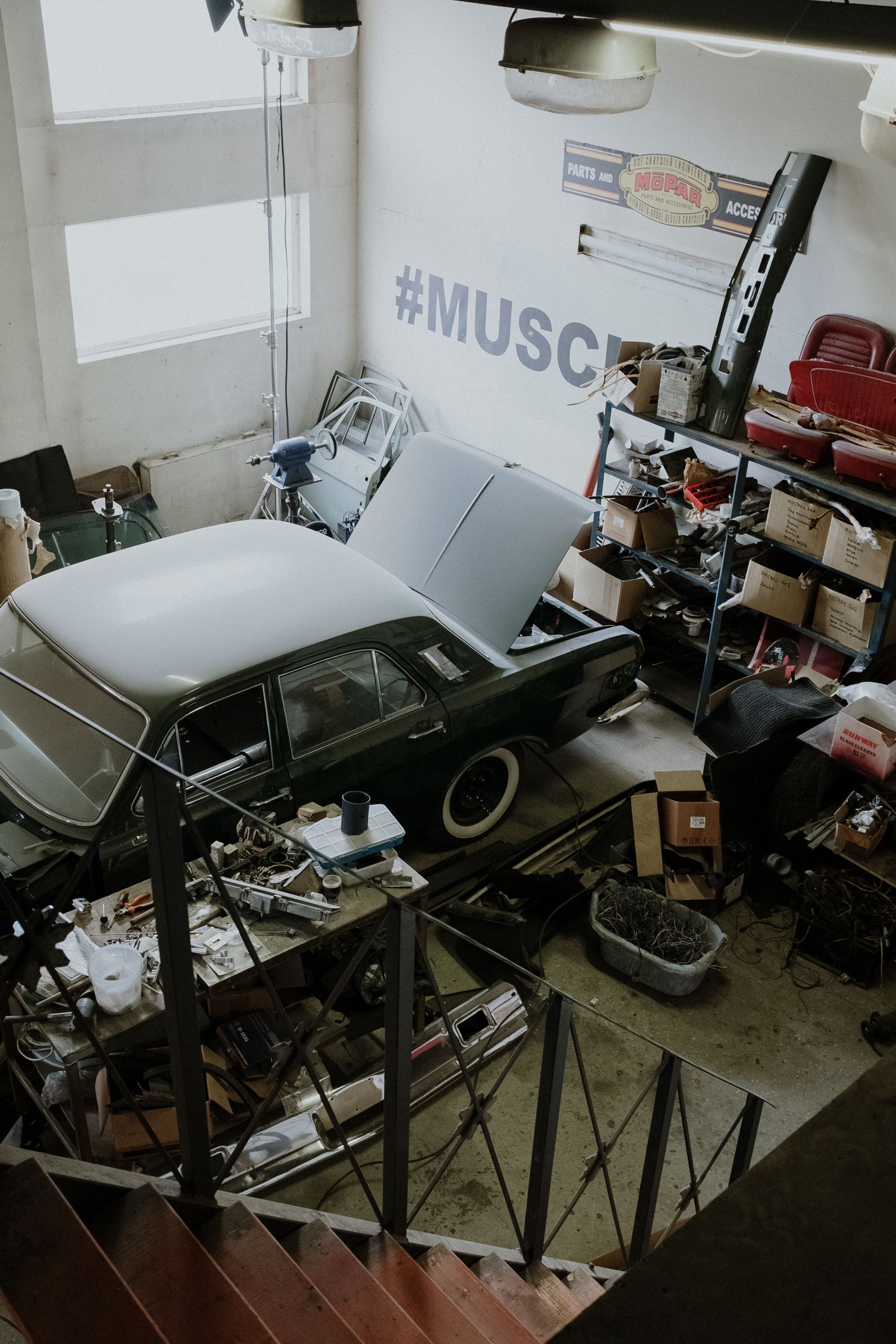 Véhicules dans un garage
