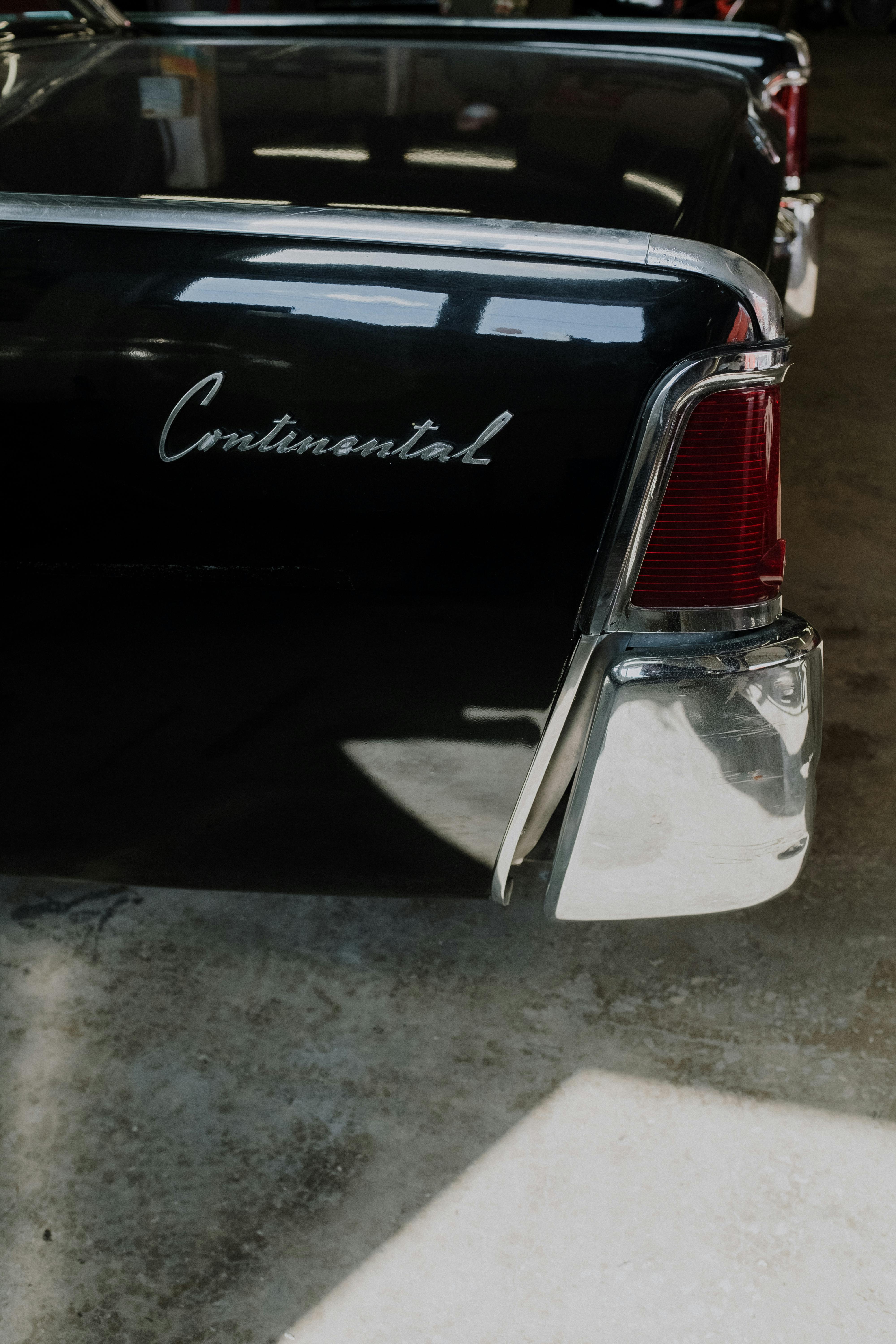 昏暗的车库里，老式大陆汽车的尾灯亮着