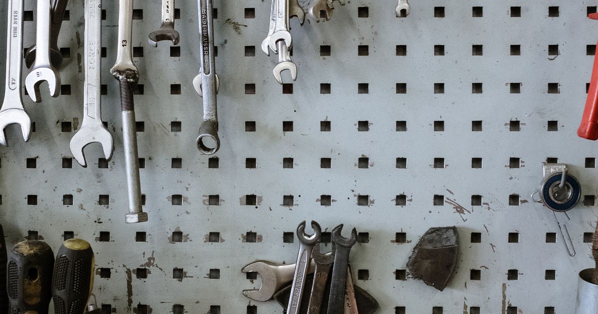 Outils rangés sur un panneau perforé
