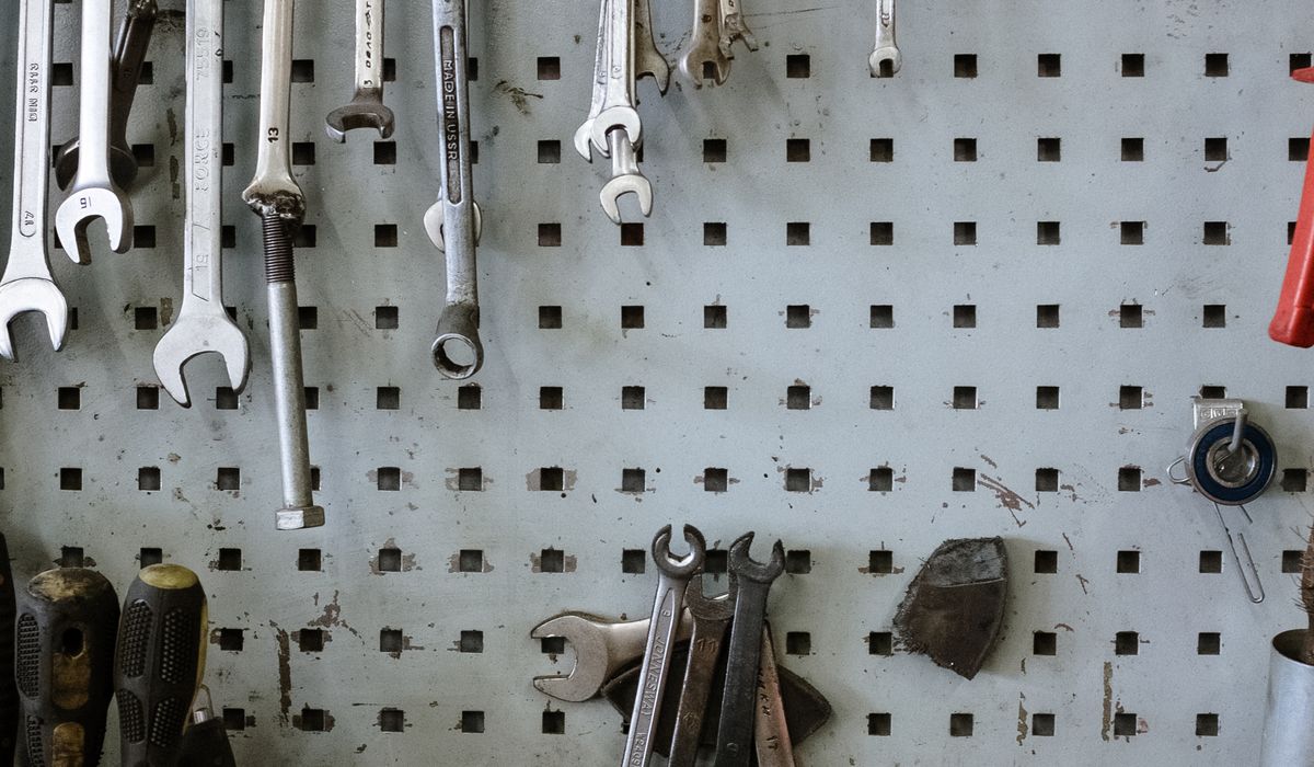 Outils rangés sur un panneau perforé