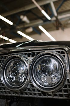 车间环境中经典汽车前灯的细节展示