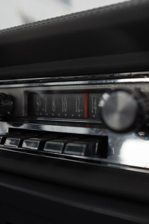 Klasična auto radio ploča s frekvencijskim prikazom i gumbima