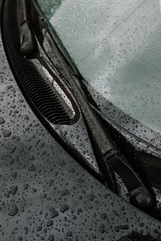 经典汽车挡风玻璃上的雨滴特写，凸显复古美学