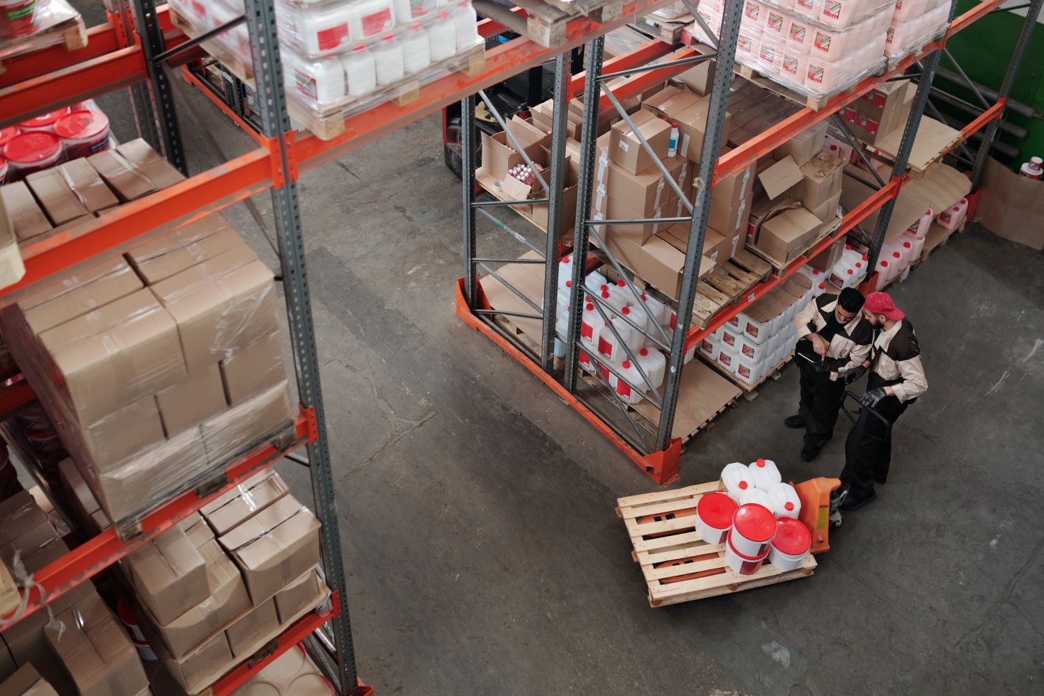 Equipo trabajando sobre inventario y productos en un depósito